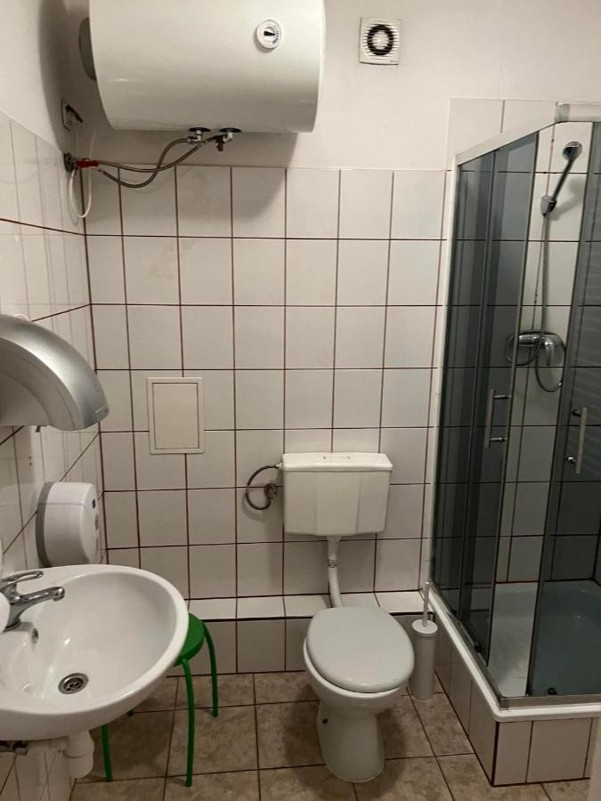50 People Bis Apartment Cracovia Esterno foto