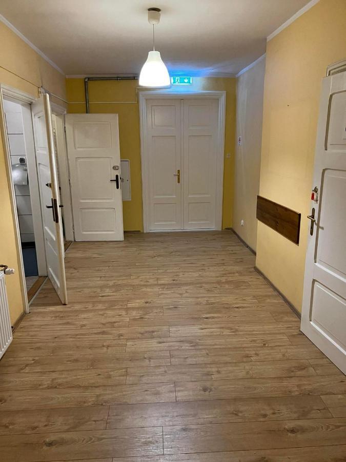 50 People Bis Apartment Cracovia Esterno foto